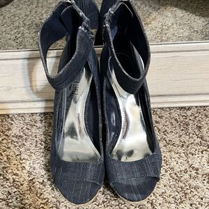 Jennifer Lopez Black Peep-Toe Heels